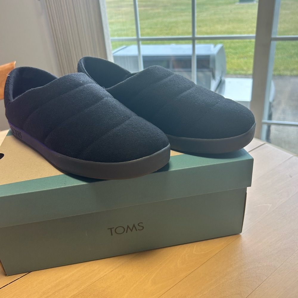 NWT TOMS slippers